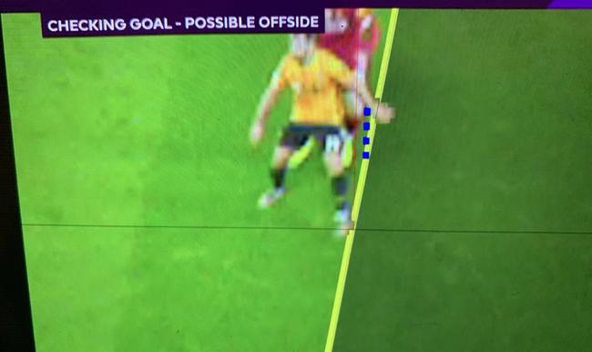  VAR技术改变比赛走向，争议判罚引发热议