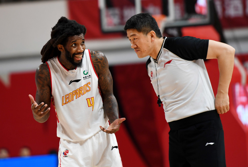  上海久事双外援合璧击败深圳马可波罗