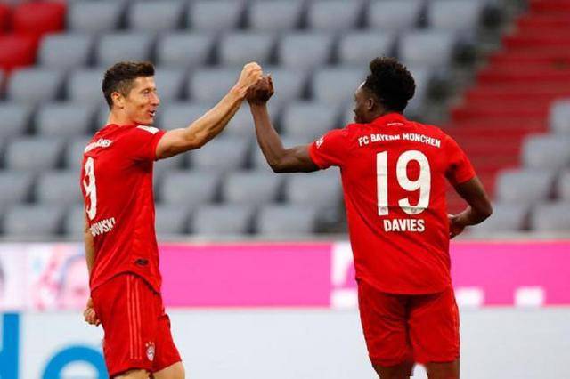  德甲射手王争霸，莱万梅开二度助拜仁