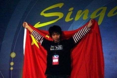  电竞解说激情四射，点燃赛场火热氛围