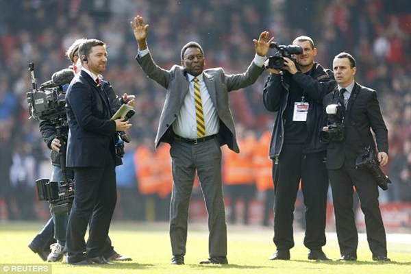  足坛名宿观战，现场指导激励士气